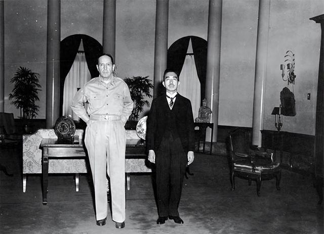 囚禁、乱伦、屈辱，揭露被日本人奉为神明的天皇