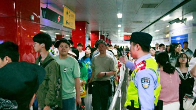 G40明起开“堵”、景点赛场游客激增……国庆长假，上海交通出行压力凸显