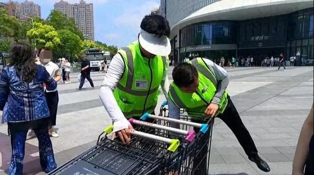 胖东来给员工配备内置风扇的“空调服”，最新回应：因室外气温较高，专为外勤人员发放