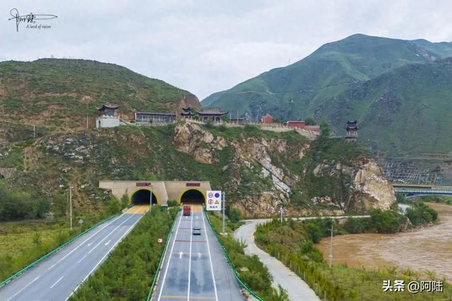 青海鲁班亭隧道上有片神秘建筑群，可能就是传说中的老鸦峡金山寺