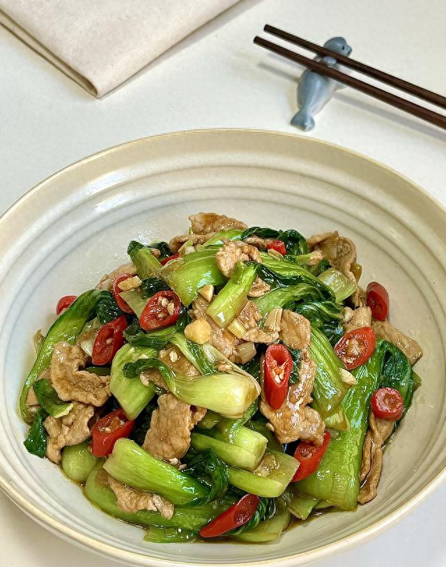 3分钟搞定家常下饭菜！肉片辣椒炒油菜，鲜辣开胃配3碗饭