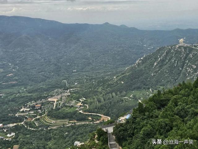 巍巍始祖山，悠悠青岗庙，黄龙盘山腰，青山遮不住，毕竟东流去