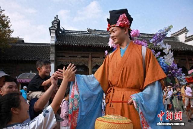 浙江桐乡：濮院时尚古镇 “宋韵”醉游人