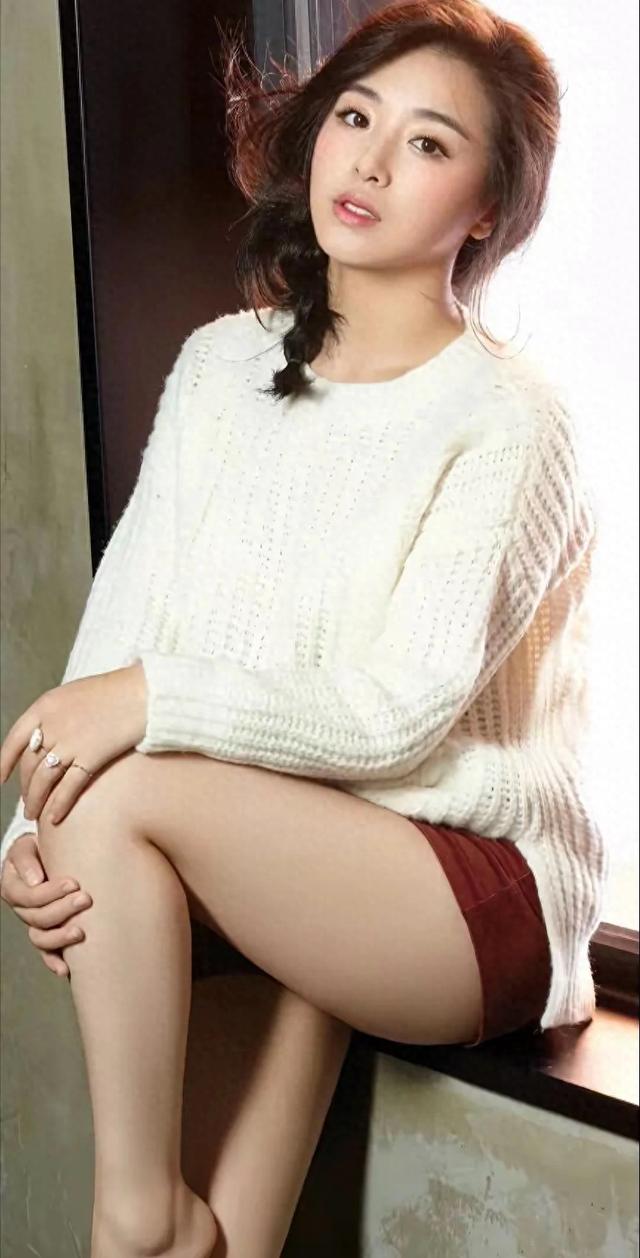 张含韵的奶欲更勾人，36岁依旧童颜，身材却饱满成熟韵味满满