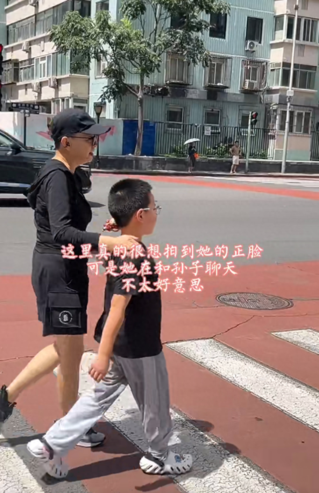 宋丹丹带大孙子逛街，64岁的她背影好年轻，祖孙俩看着像一对母子