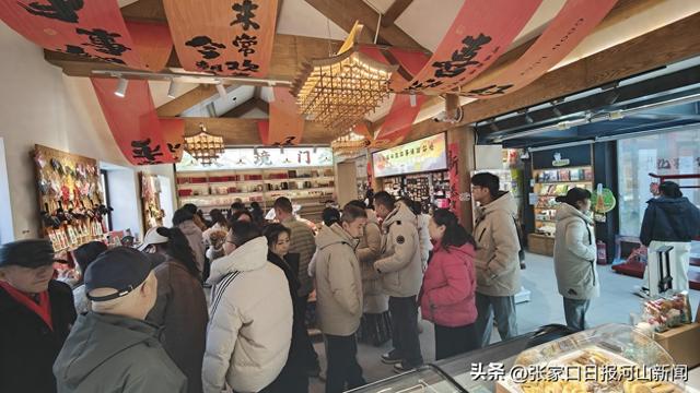 大境门文创店“圈粉”记：把“张家口故事”装进游客行囊