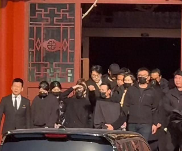 罗晋父亲葬礼后，唐嫣罗晋一路热聊一同离开，明道等艺人随后离开