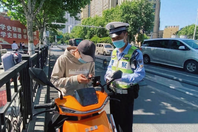 电动车新规大反转！这些违章不再罚款，车主：太人性化了