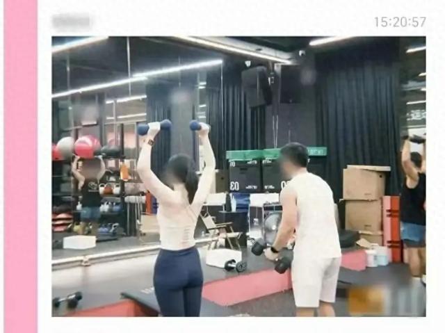 工行男高管举报妻子出轨后续：妻子正脸照曝光，小三男被扒很乱