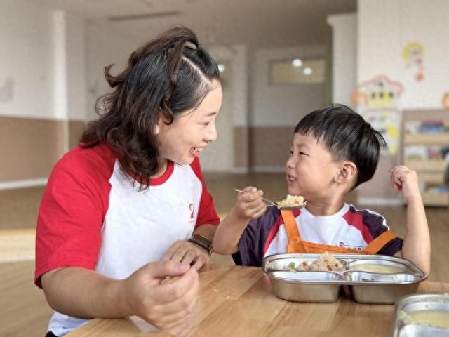 给幼儿园老师的感谢信如何写（纸短情长 温暖回响一份来自滨州渤海金色摇篮幼儿园家长的感谢信）