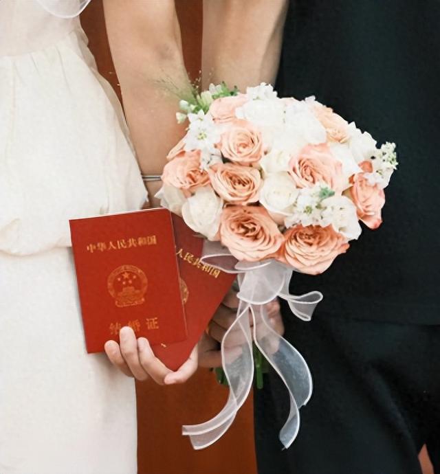 新郎跳河后续：网友爆2年前已订婚，彩礼含六金，丈母娘很有名气