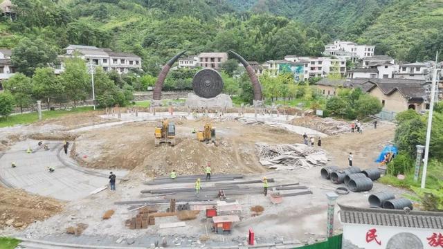 【聚焦药姑山古瑶村提档升级②】垒石迷宫项目加速建设 匠心打造迎“国庆焕新”