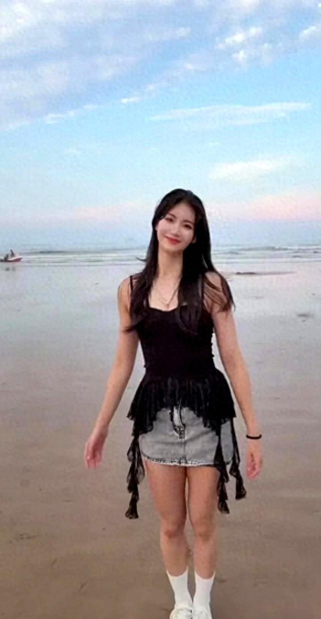 夏思凝穿的三角运动裤因内收较窄被网友认为衣着暴露、是为博流量