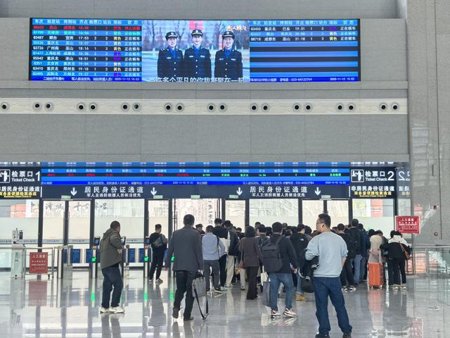 高铁助力出行，上班族周末打卡三峡之巅有了新方式