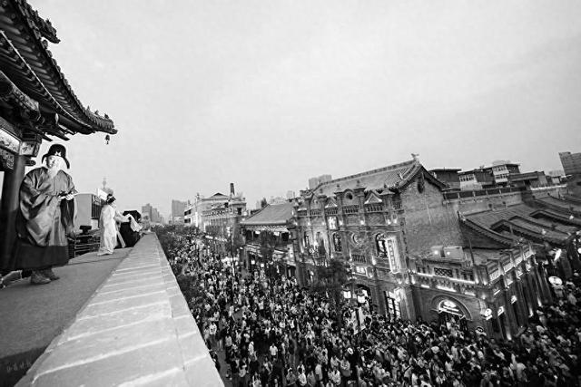 10月1日至7日，接待游客84.3万人次，同比增长12.4%！千年古巷太原钟楼街演绎时空交错盛宴