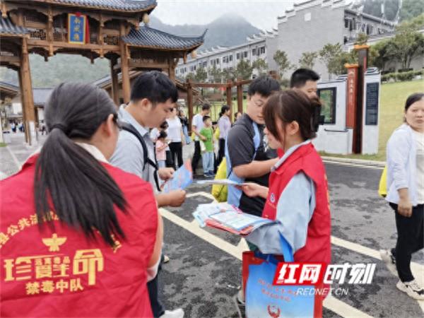 宁远普法进景区 法治新风润人心——“八五”普法绘就法治宁远新画卷