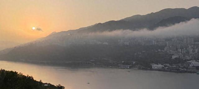 巴东：朝阳破雾出 山城入画来