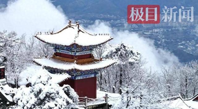 湖北偏头山国家森林公园雪后盛景：云海铺底 金顶耀光