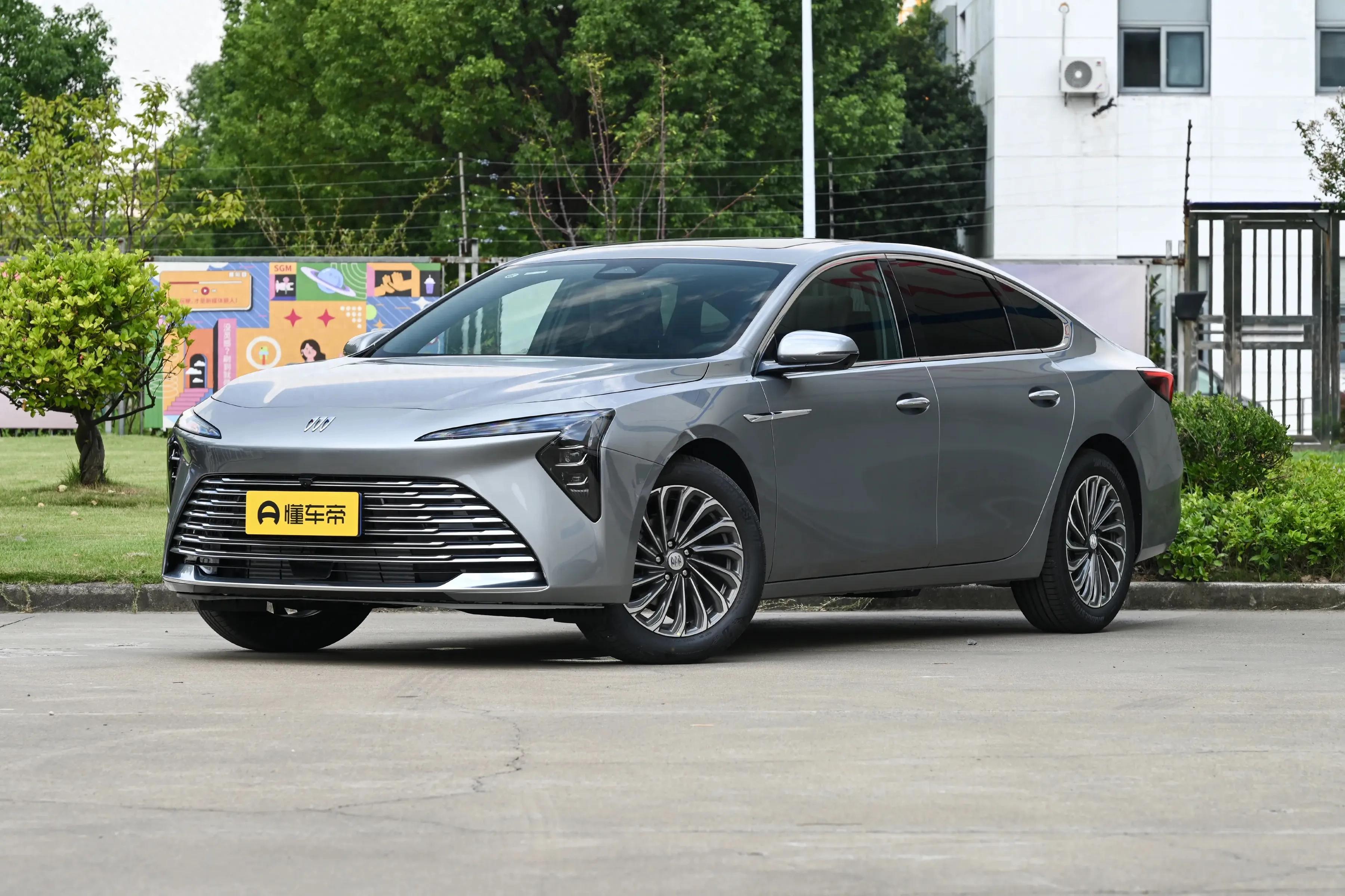 新君越2.0t油耗大吗_2026款别克君越与迈腾对比 15.99万一口价别克君越 18英寸轮辋君越内饰设计