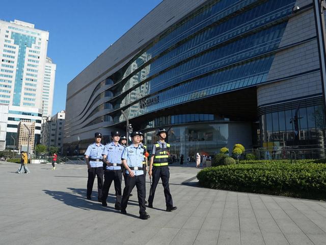 高温下，武汉公安悉心守护“网红打卡地”