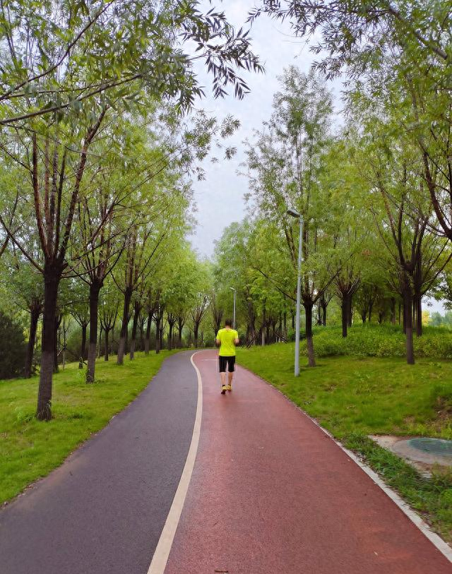 上联画龙画虎难画骨，下联跑人跑心更跑魂！用跑鞋把“骨”画出来