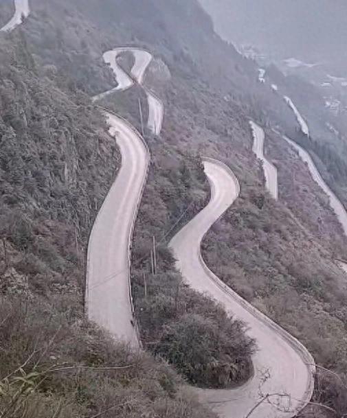 新划村（上）：传奇八大弯！悬崖上凿出的致富路与赛车场