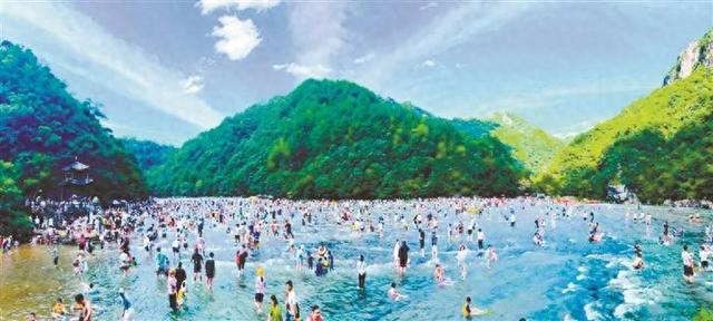 连续两日游客破万 白水洋·鸳鸯溪景区掀避暑热潮