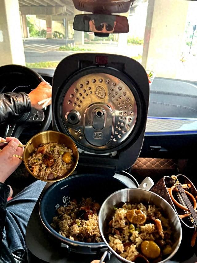 电烤箱的使用方法视频教程（被年轻人的电饭煲用法惊到了换个思路）