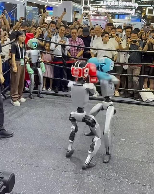 打拳击、煮咖啡、做康复训练......最大规模人形机器人亮相WAIC
