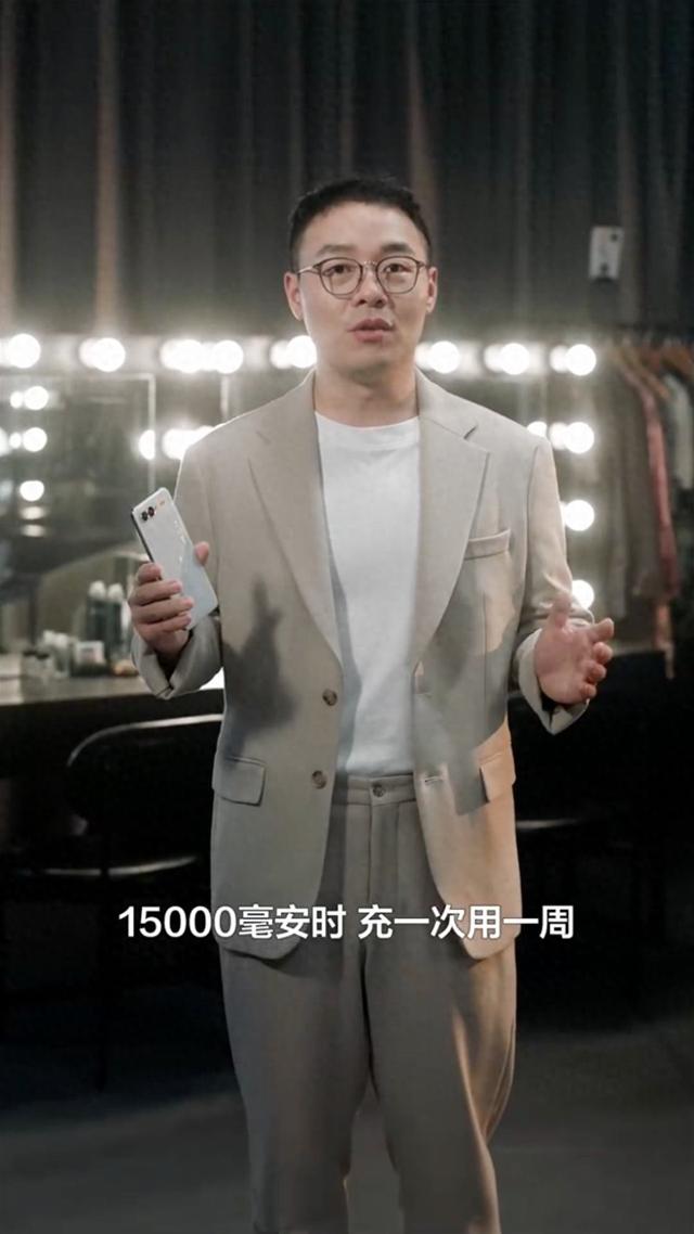 真我15000mAh新机亮相，充一次电可以轻松使用一周