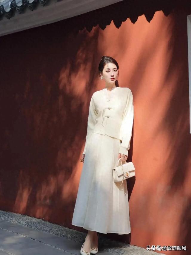 河南洛阳一校花	，172cm皮肤白到发光，身材也很顶级，太美啦