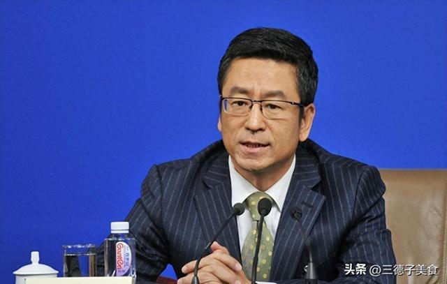 从"央视一哥"到跌落神坛	，57岁白岩松的评论，再遭官媒和网友批评