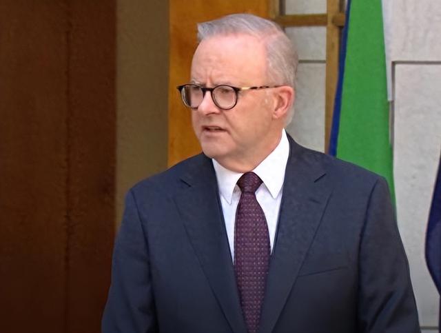 警报拉响！澳大利亚军机无视警告再闯南海，解放军紧急出动，发射干扰弹，立刻又走了一步硬棋