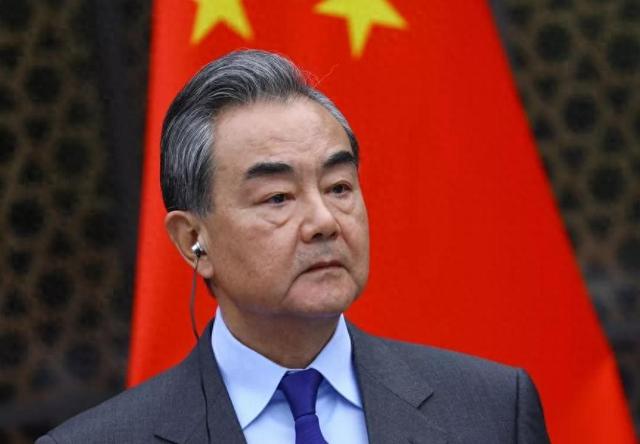 美航母舰队进战位，委电话打到北京，救不救马杜罗？王毅斩钉截铁