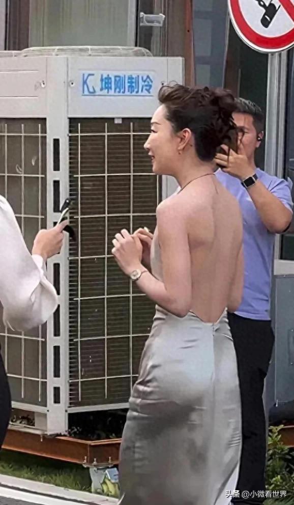 周冬雨瘦成这样还穿超薄礼服过安检，太特殊，身材让人担忧！