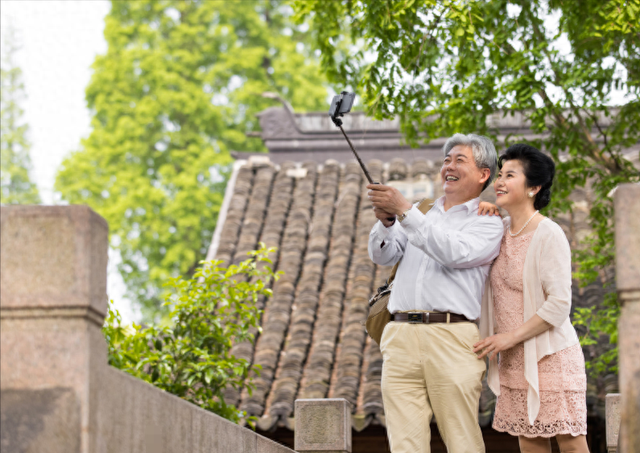 我退休8年，换了3种旅行方式都放弃后，才发现人老了这样旅行更自在
