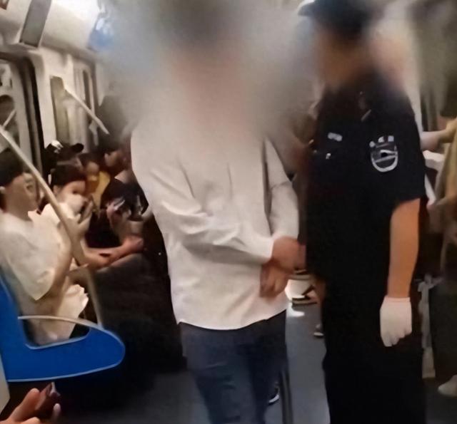 地铁诬陷案开庭后续：被告女子美美隐身，央视下场，当事人太可怜