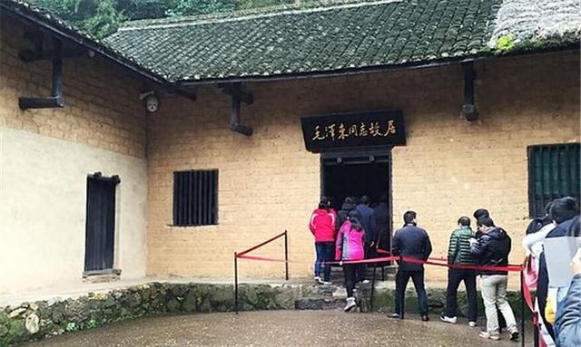 毛主席游腻长江后，突发奇想要去游三峡，罗瑞卿：绝不能游