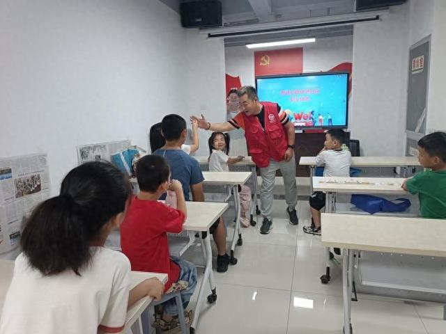 社区课堂来了 “新” 老师 新就业群体陪娃读懂安全小秘密