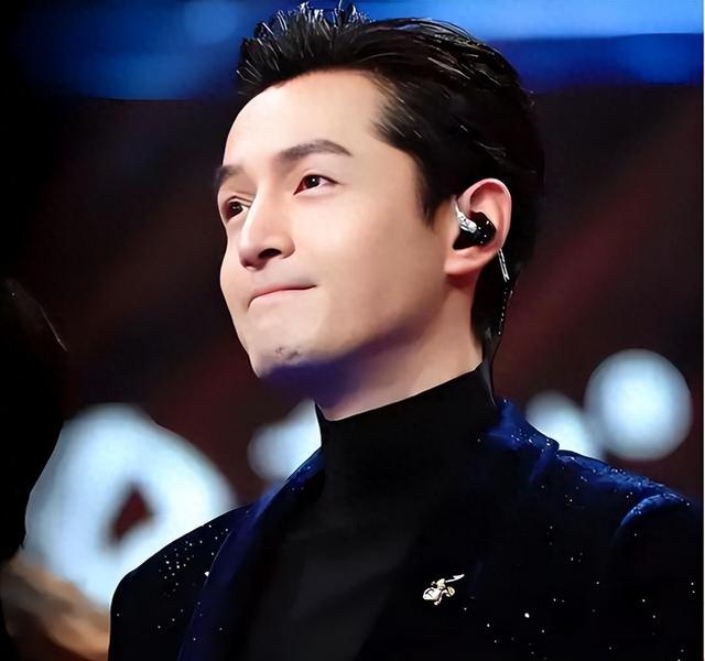 43岁胡歌涅槃归来，车祸伤疤成勋章，携经纪人妻女同框近况太解气