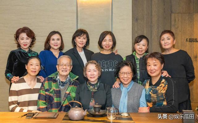 刘嘉玲回苏州与50年同学聚会 刘嘉玲保养超好 看着比别同学年轻好多