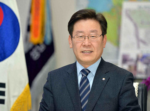 李在明刚踩刹车，中方横幅被撕烂，抢在93庆典前，韩国右翼下毒手