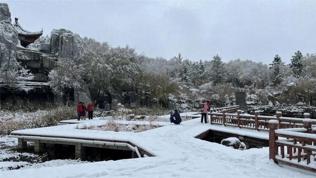乌兰浩特市：初雪染红城
