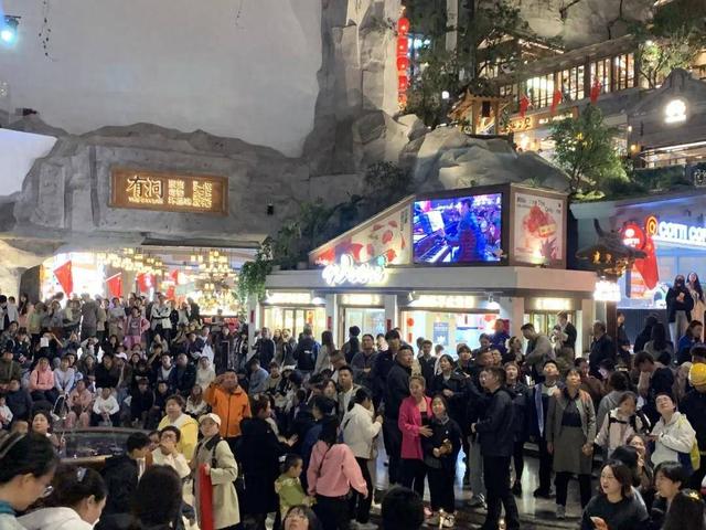 逛市集、看演出、登高祈福……昨天这里超热闹