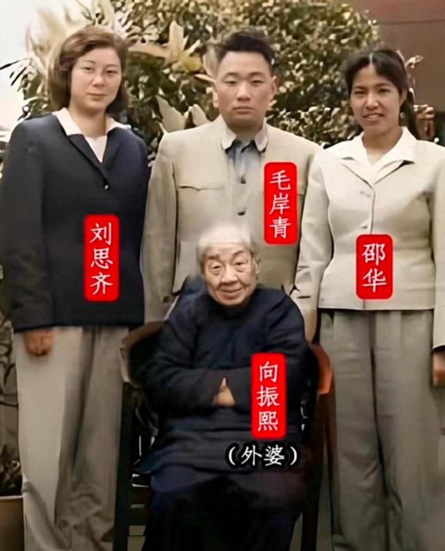 刘思齐有多美？1949年的一张留影，那年她19岁清丽脱俗气质不凡！