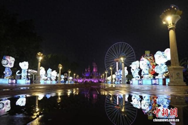 京彩彩灯游园会开幕 北京石景山游乐园解锁“次元夜游”