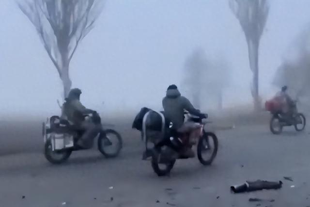 俄军趁浓雾进攻红军城，皮卡车首次入城，乌军只能干瞪眼