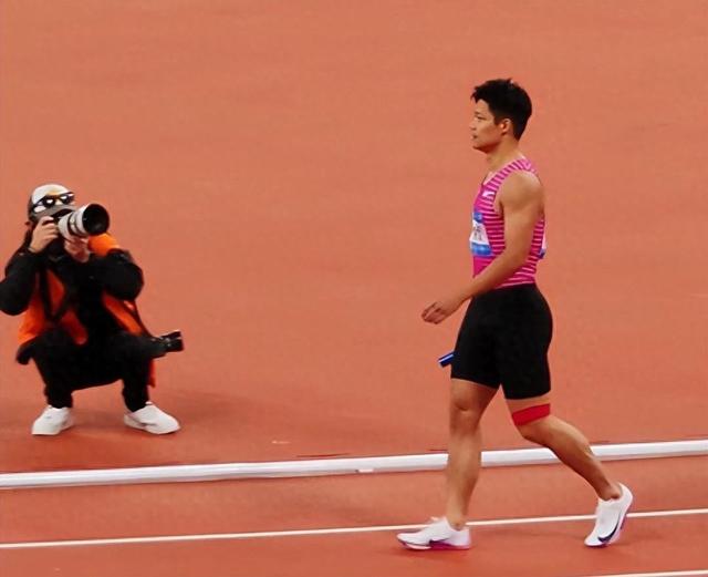 “亚洲飞人”苏炳添完成职业生涯最后一战，领衔广东队夺得全运会男子百米接力赛第四名，湖北队获金牌