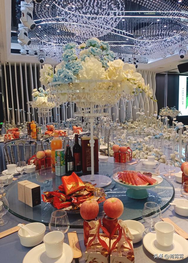 在别人的婚礼上，品自已的婚姻