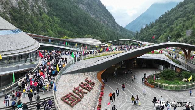 九寨沟国庆迎客流高峰 新交通网络激活金秋旅游市场